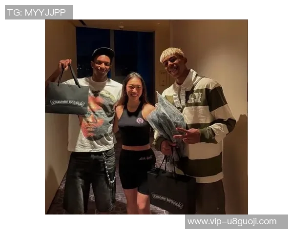 詹姆斯户外活动与三位美女合影俏皮吐舌嫂子知道吗